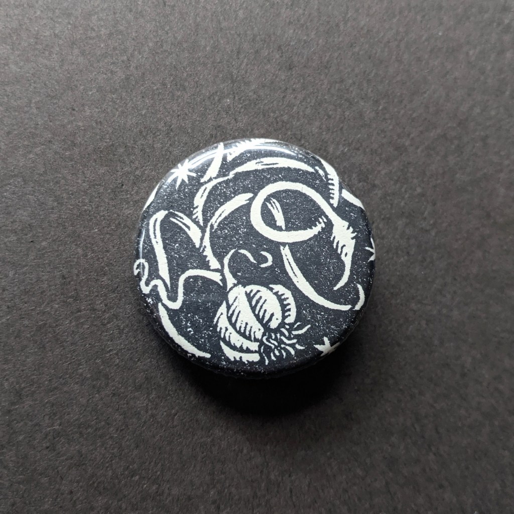 button of a stamp depicting a full garlic plant, stylized to fit a button